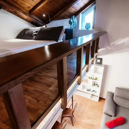 Fontana - By Myhomeincomo アパート *